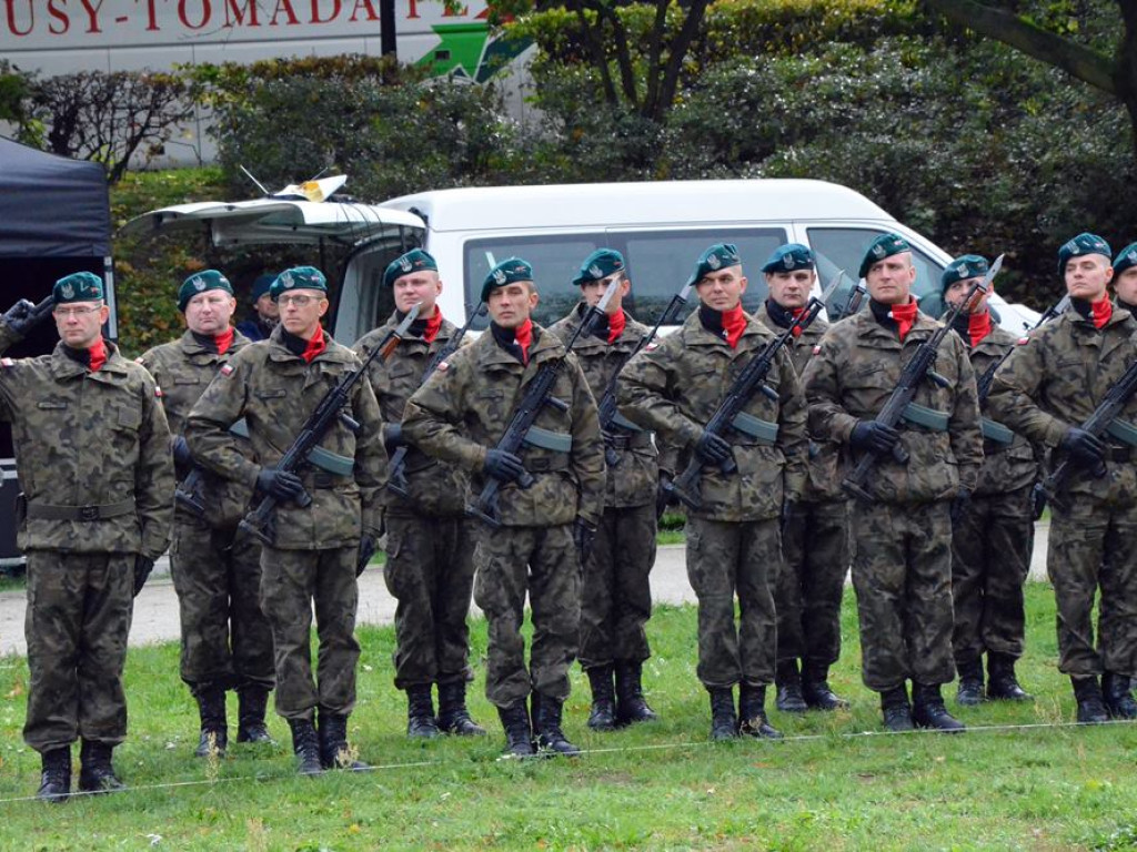Uroczyste obchody święta w Parku Sapera w strugach deszczu