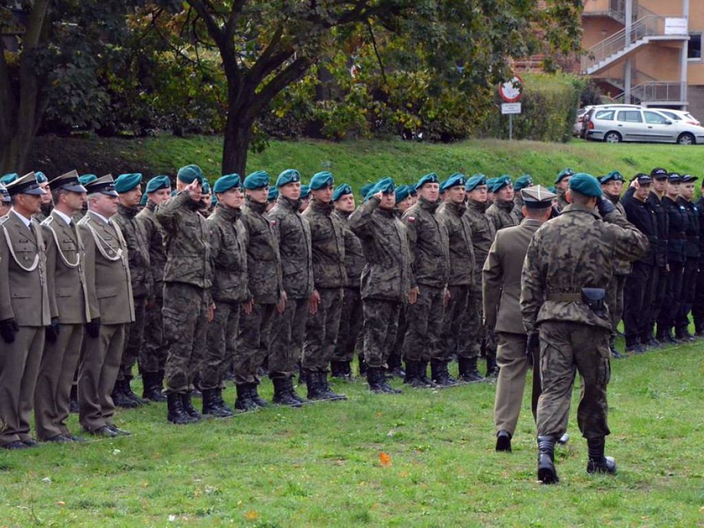 Uroczyste obchody święta w Parku Sapera w strugach deszczu