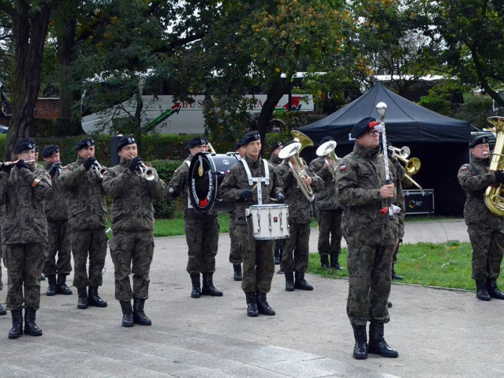 Uroczyste obchody święta w Parku Sapera w strugach deszczu