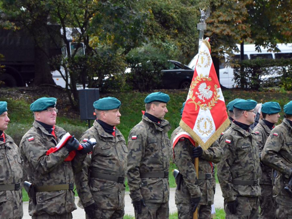 Uroczyste obchody święta w Parku Sapera w strugach deszczu