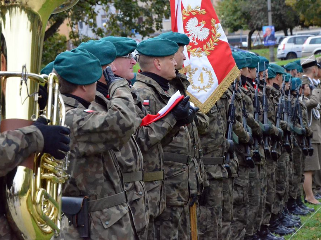 Uroczyste obchody święta w Parku Sapera w strugach deszczu