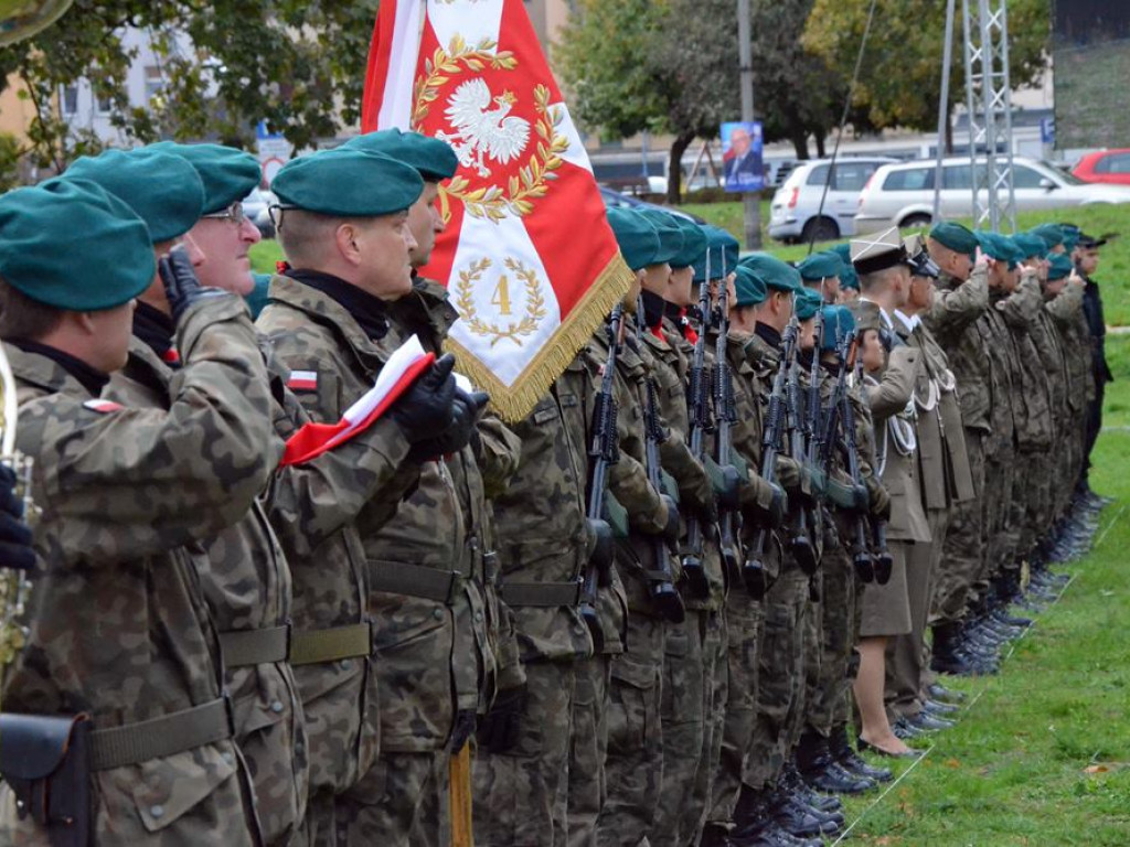 Uroczyste obchody święta w Parku Sapera w strugach deszczu