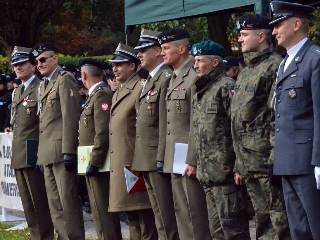 Uroczyste obchody święta w Parku Sapera w strugach deszczu