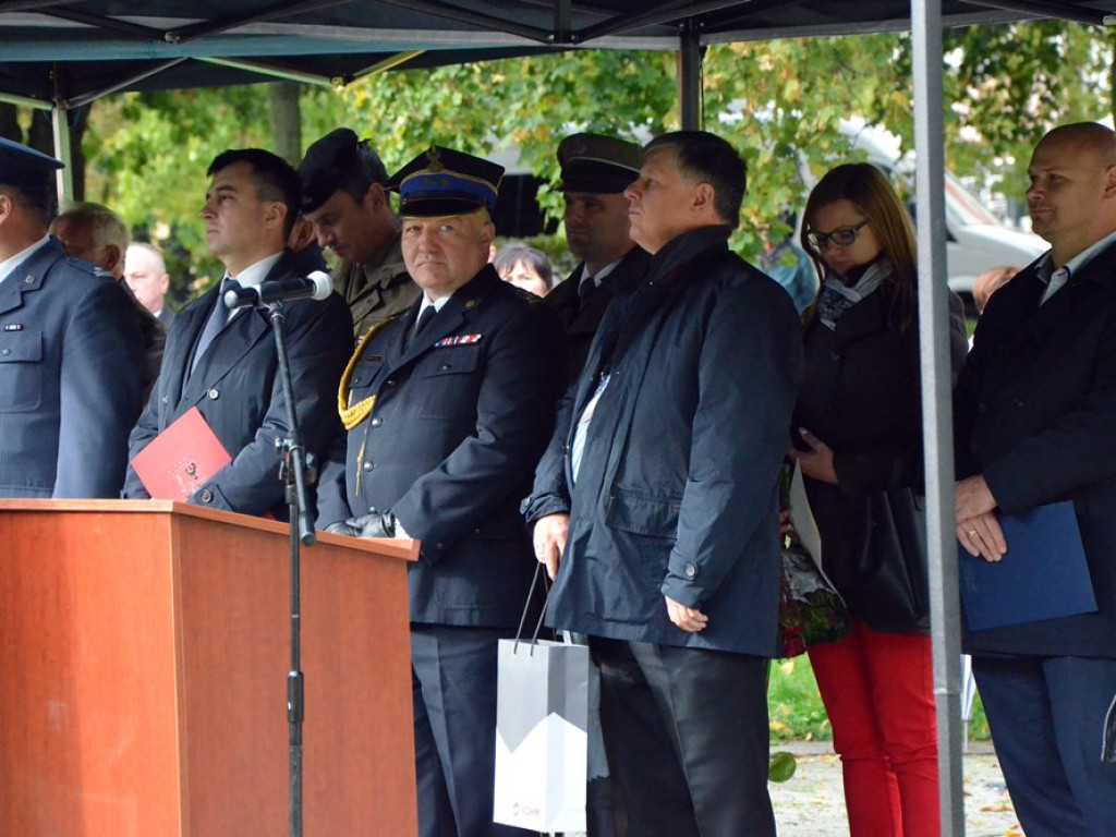 Uroczyste obchody święta w Parku Sapera w strugach deszczu