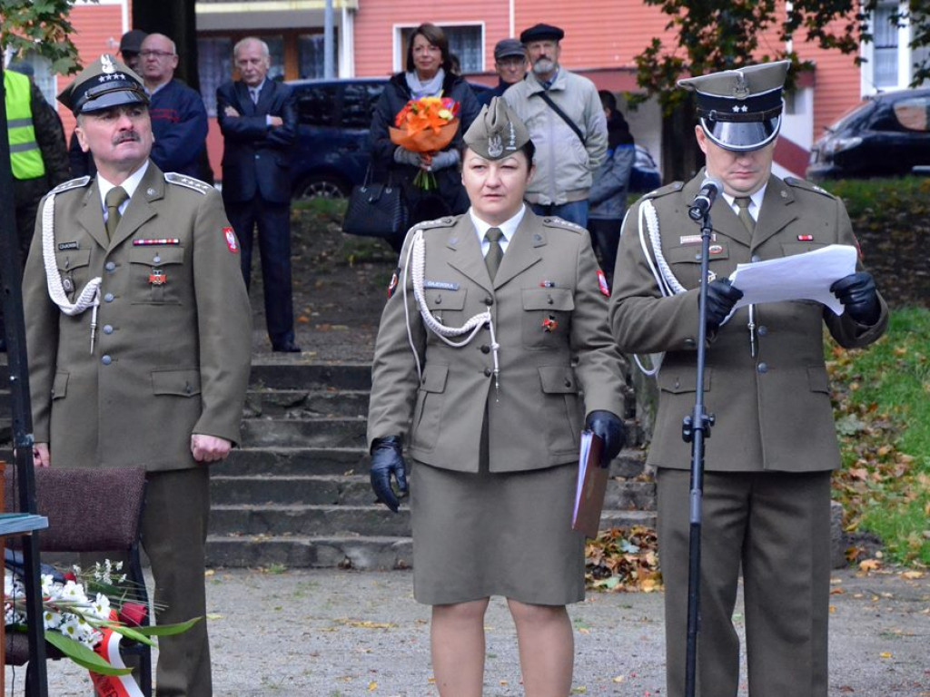 Uroczyste obchody święta w Parku Sapera w strugach deszczu