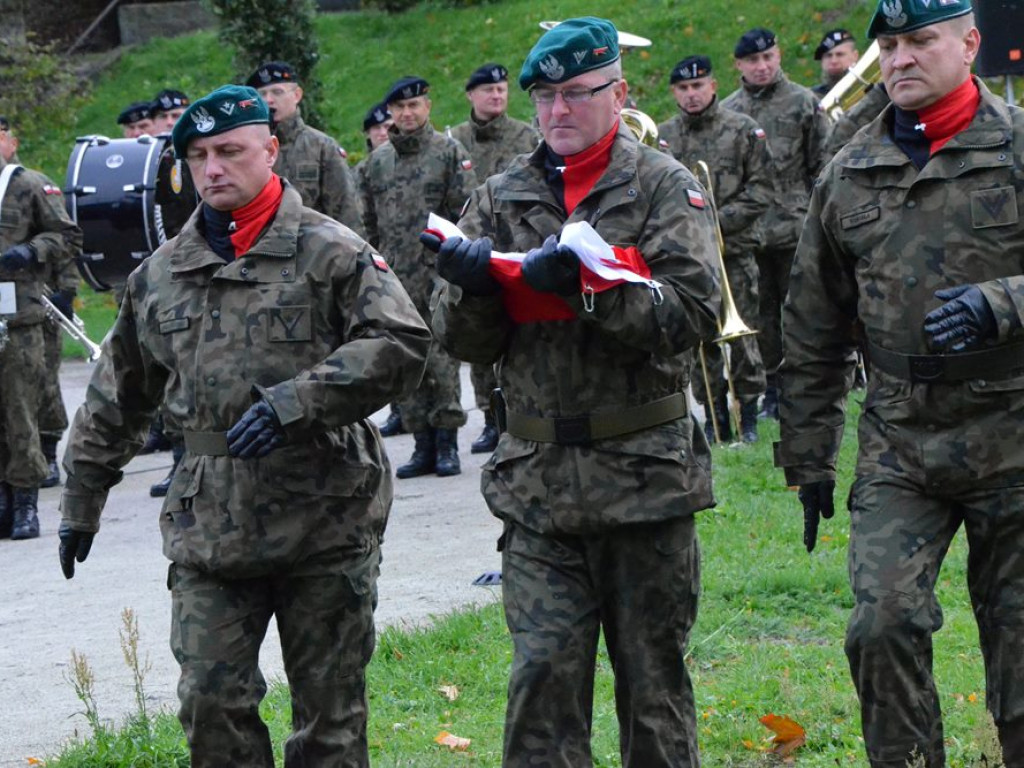 Uroczyste obchody święta w Parku Sapera w strugach deszczu