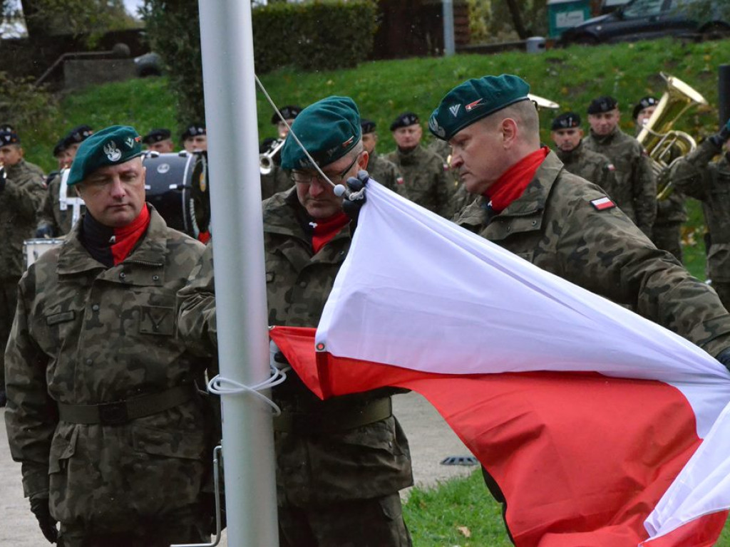 Uroczyste obchody święta w Parku Sapera w strugach deszczu