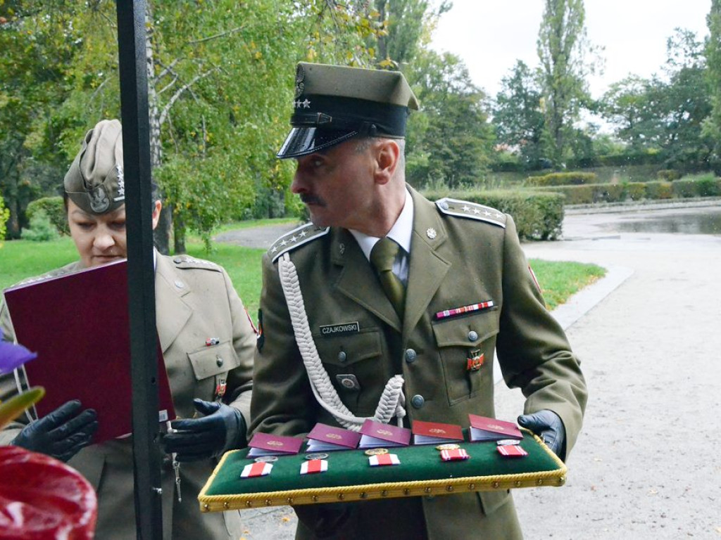 Uroczyste obchody święta w Parku Sapera w strugach deszczu
