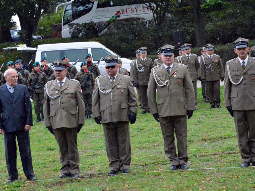 Uroczyste obchody święta w Parku Sapera w strugach deszczu