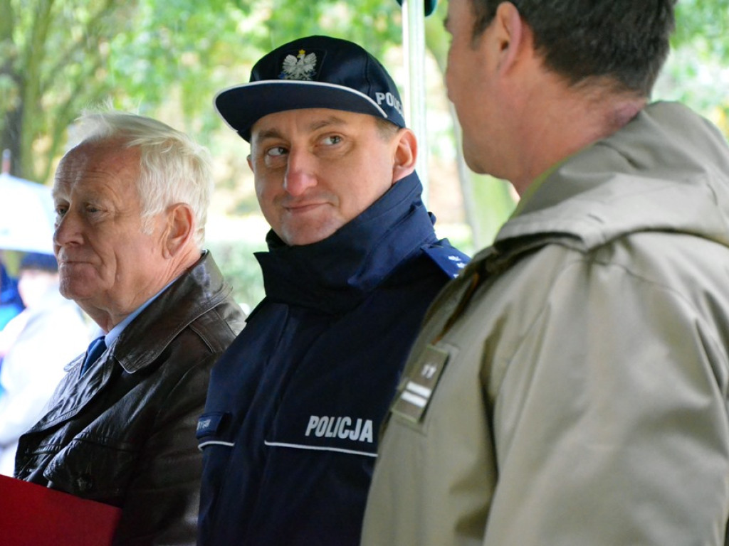 Uroczyste obchody święta w Parku Sapera w strugach deszczu