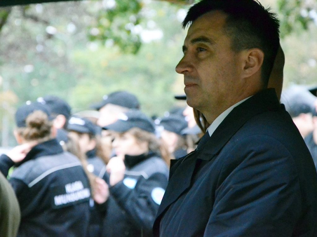 Uroczyste obchody święta w Parku Sapera w strugach deszczu