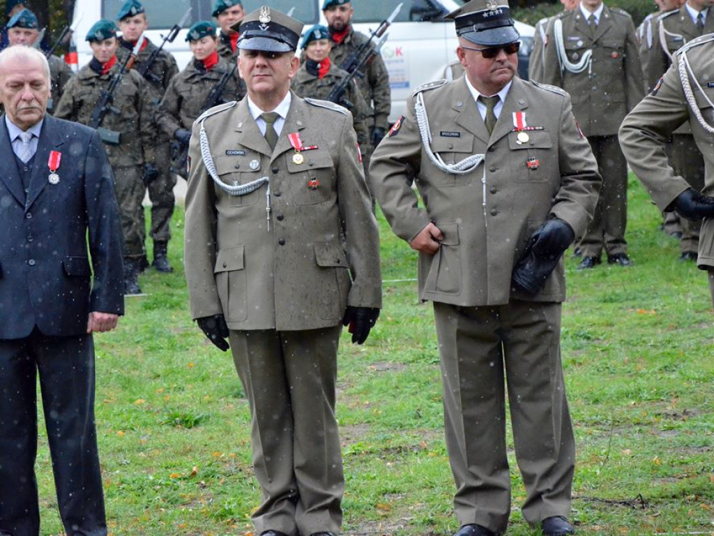 Uroczyste obchody święta w Parku Sapera w strugach deszczu