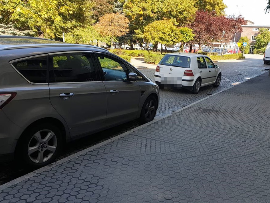 Tutaj nagminnie łamie się przepisy! Zatoczki to nie parkingi