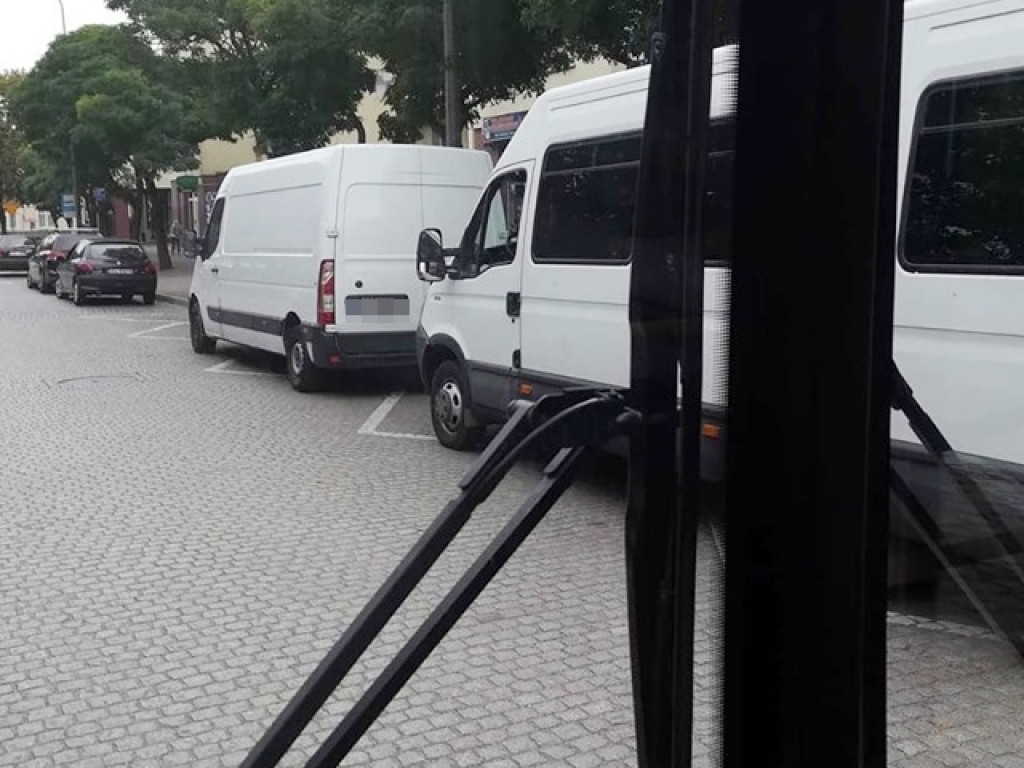 Tutaj nagminnie łamie się przepisy! Zatoczki to nie parkingi
