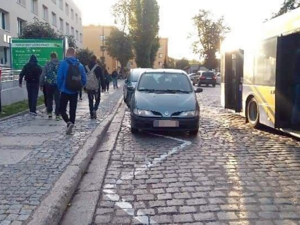 Tutaj nagminnie łamie się przepisy! Zatoczki to nie parkingi