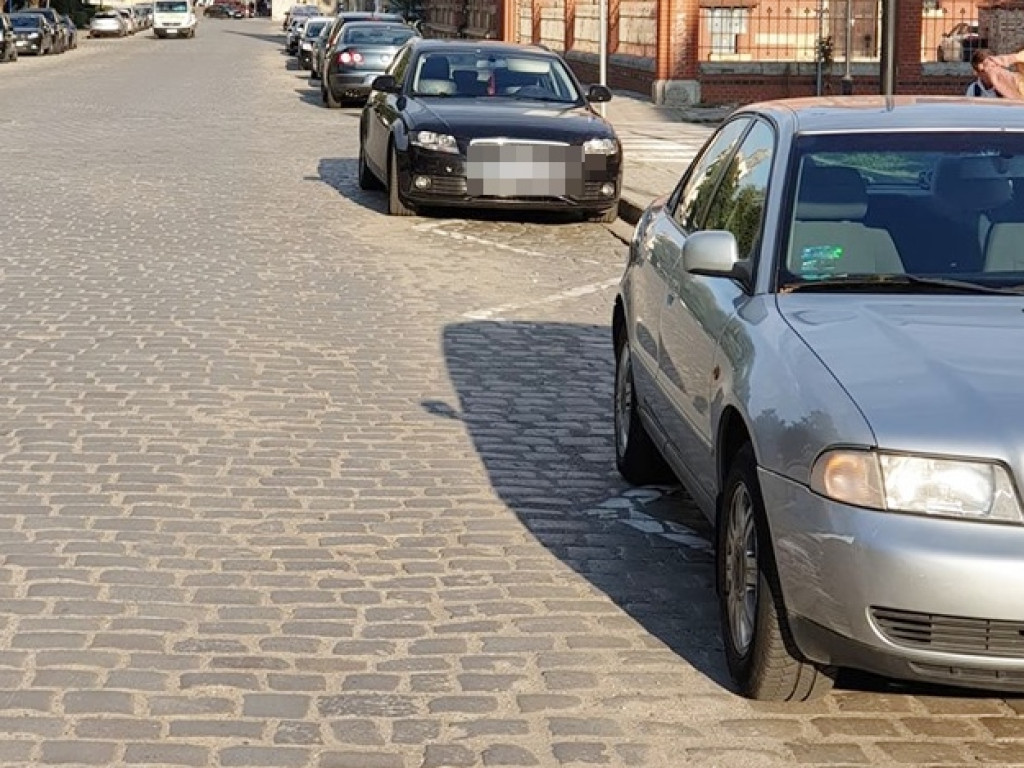 Tutaj nagminnie łamie się przepisy! Zatoczki to nie parkingi