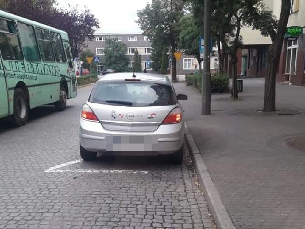 Tutaj nagminnie łamie się przepisy! Zatoczki to nie parkingi