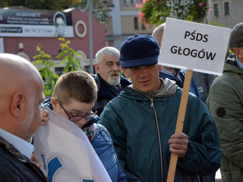 Dziesięć postulatów niepełnosprawnych i starszych. Manifestowali przed ratuszem