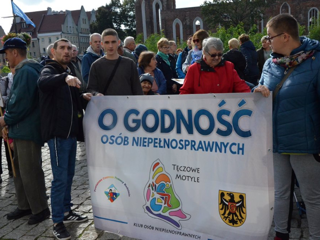 Dziesięć postulatów niepełnosprawnych i starszych. Manifestowali przed ratuszem