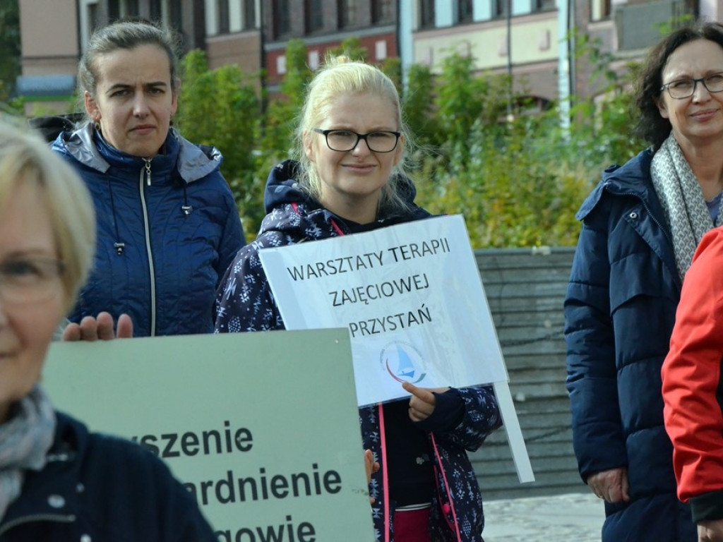 Dziesięć postulatów niepełnosprawnych i starszych. Manifestowali przed ratuszem