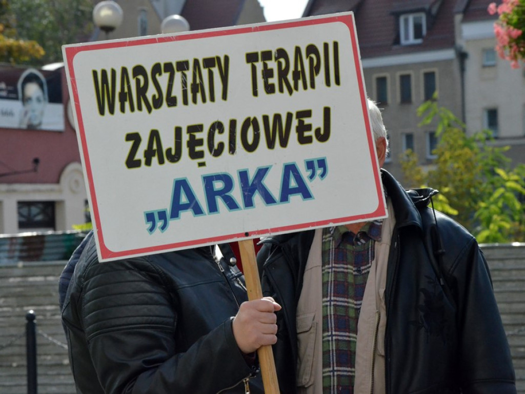 Dziesięć postulatów niepełnosprawnych i starszych. Manifestowali przed ratuszem