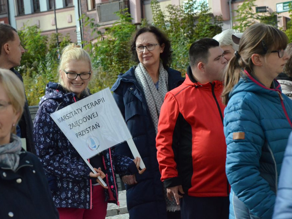 Dziesięć postulatów niepełnosprawnych i starszych. Manifestowali przed ratuszem