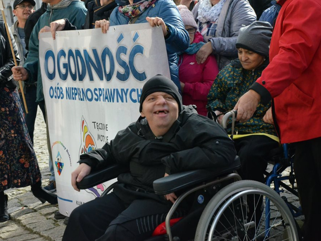 Dziesięć postulatów niepełnosprawnych i starszych. Manifestowali przed ratuszem