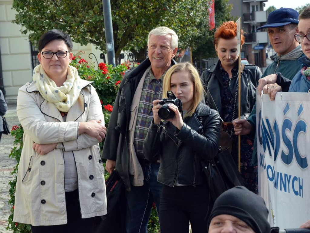 Dziesięć postulatów niepełnosprawnych i starszych. Manifestowali przed ratuszem