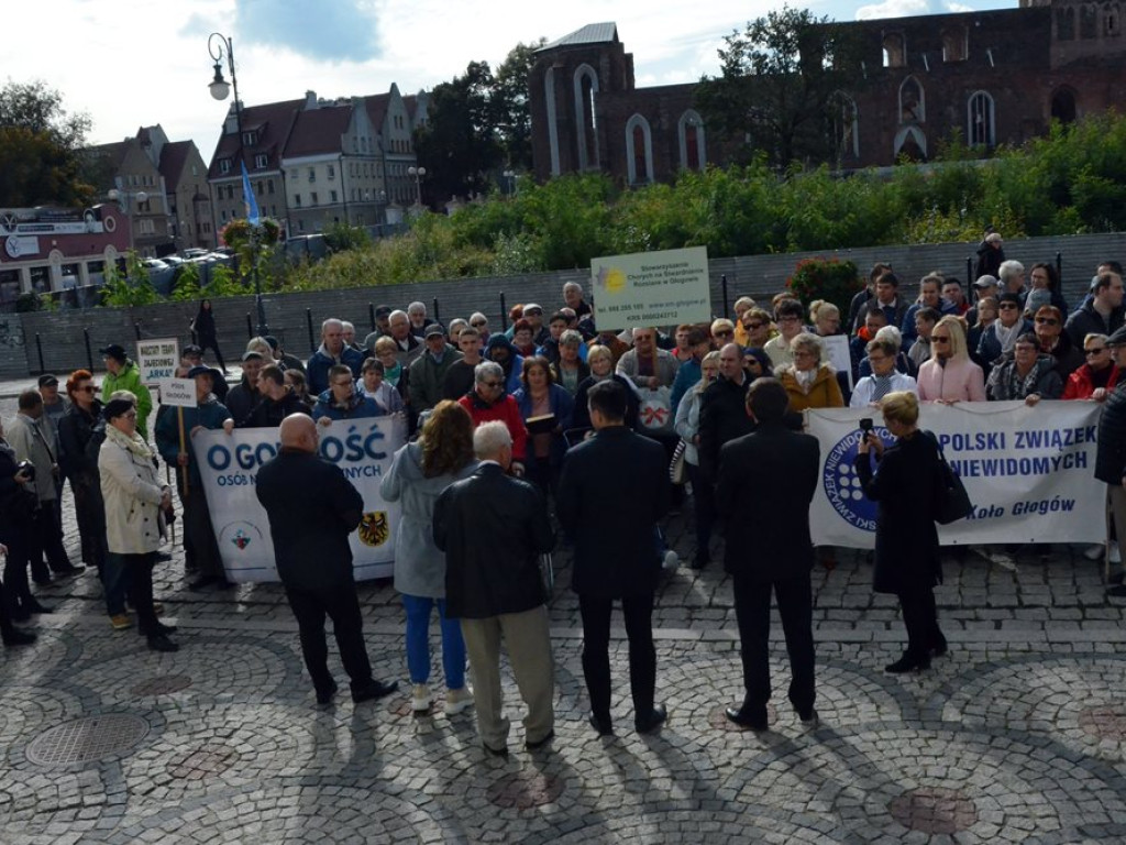 Dziesięć postulatów niepełnosprawnych i starszych. Manifestowali przed ratuszem