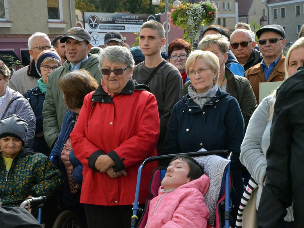Dziesięć postulatów niepełnosprawnych i starszych. Manifestowali przed ratuszem