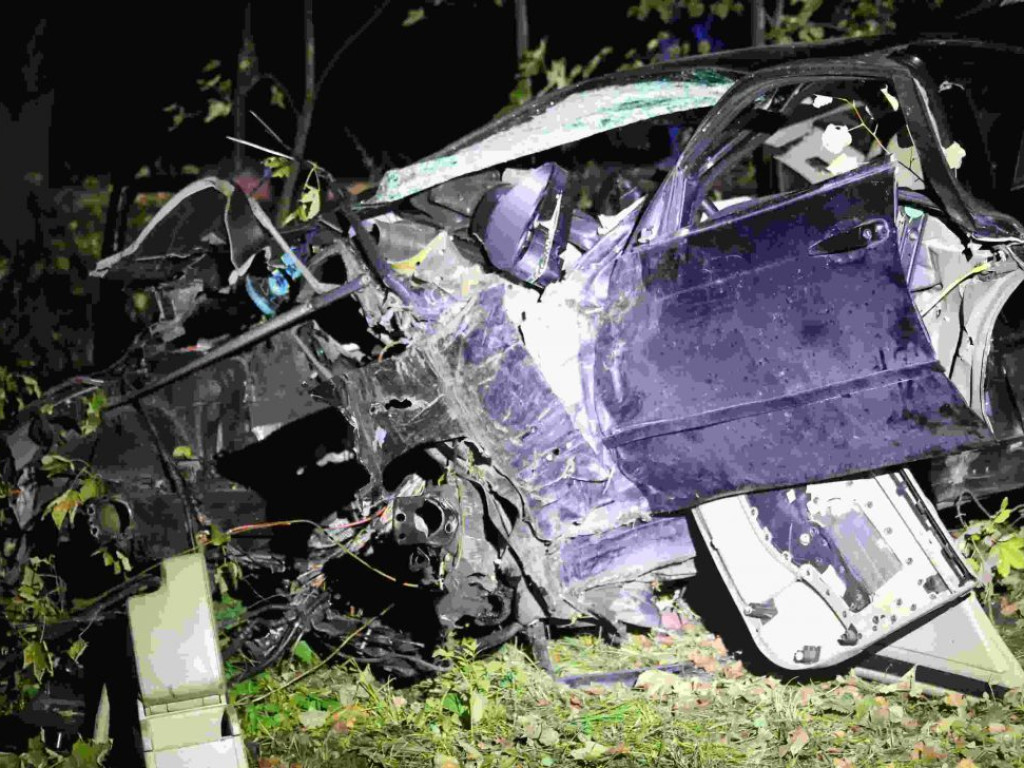 Dwie osoby zabrane do szpitala. To cud, że przeżyły, bo z BMW nic nie zostało