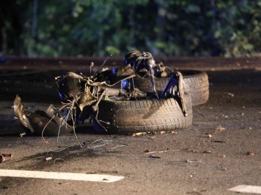 Dwie osoby zabrane do szpitala. To cud, że przeżyły, bo z BMW nic nie zostało