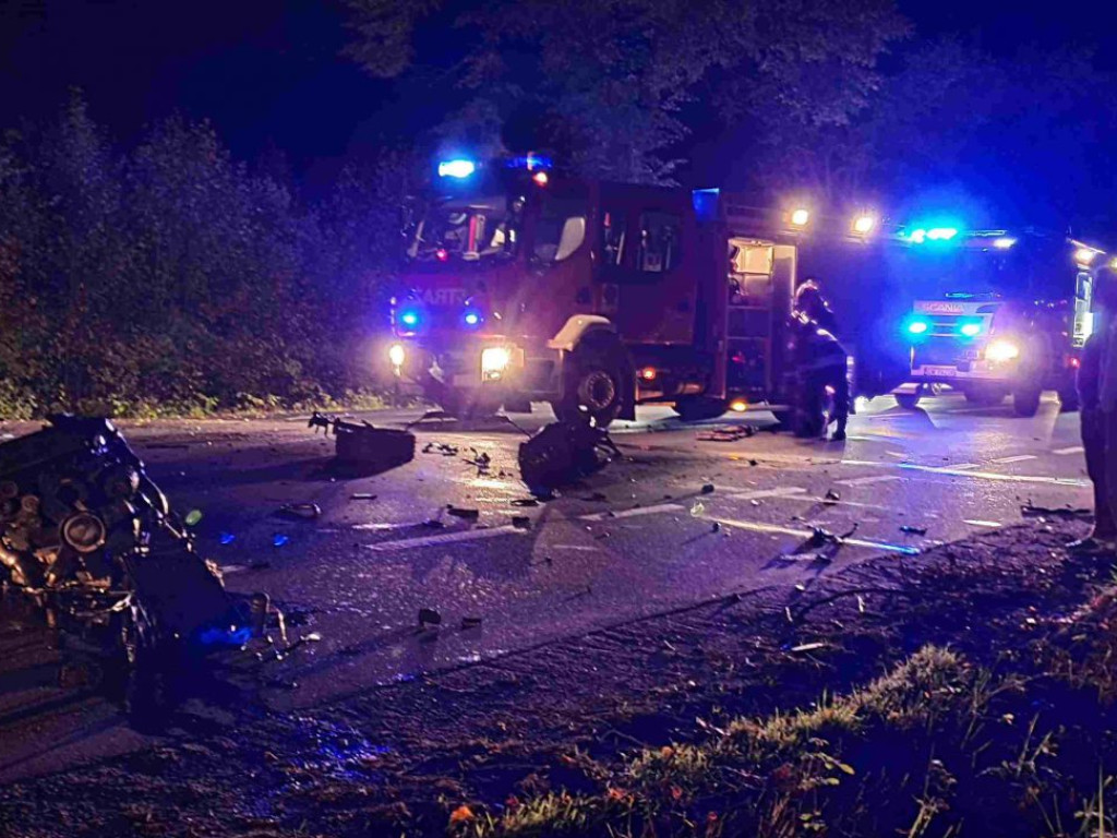 Dwie osoby zabrane do szpitala. To cud, że przeżyły, bo z BMW nic nie zostało