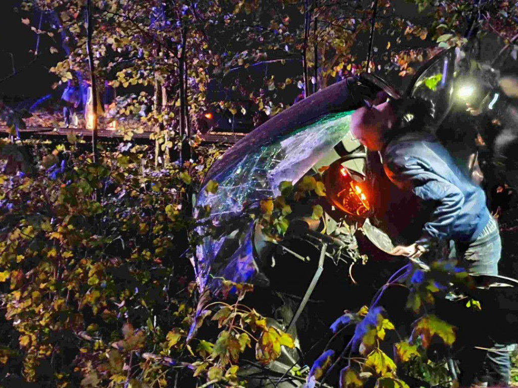 Dwie osoby zabrane do szpitala. To cud, że przeżyły, bo z BMW nic nie zostało