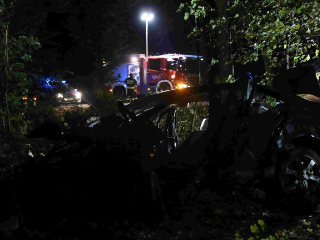 Dwie osoby zabrane do szpitala. To cud, że przeżyły, bo z BMW nic nie zostało