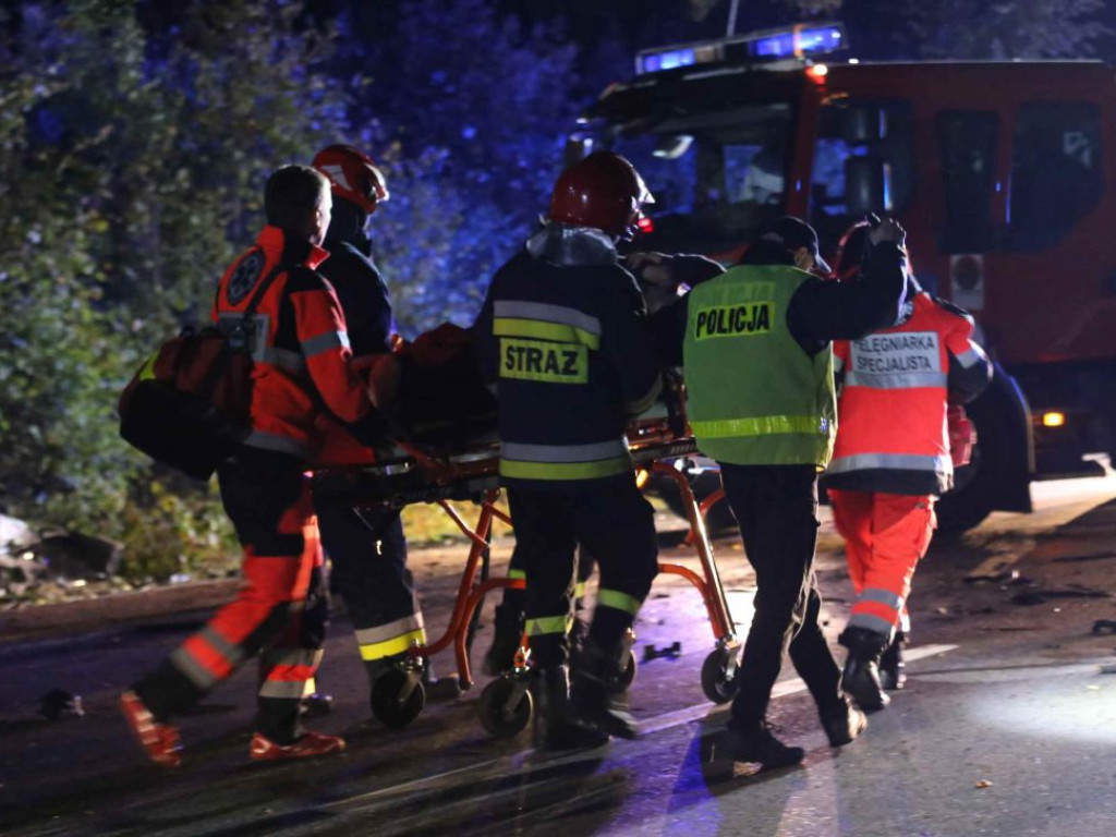 Dwie osoby zabrane do szpitala. To cud, że przeżyły, bo z BMW nic nie zostało