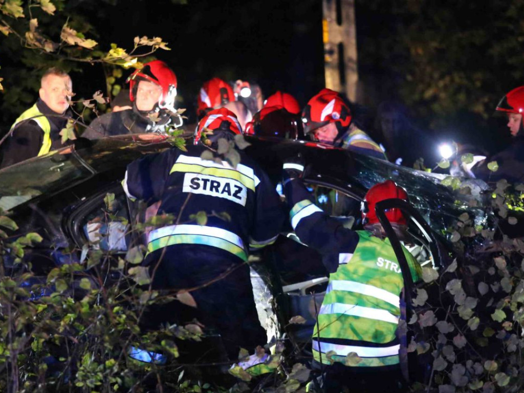 Dwie osoby zabrane do szpitala. To cud, że przeżyły, bo z BMW nic nie zostało