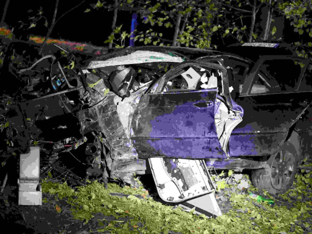 Dwie osoby zabrane do szpitala. To cud, że przeżyły, bo z BMW nic nie zostało