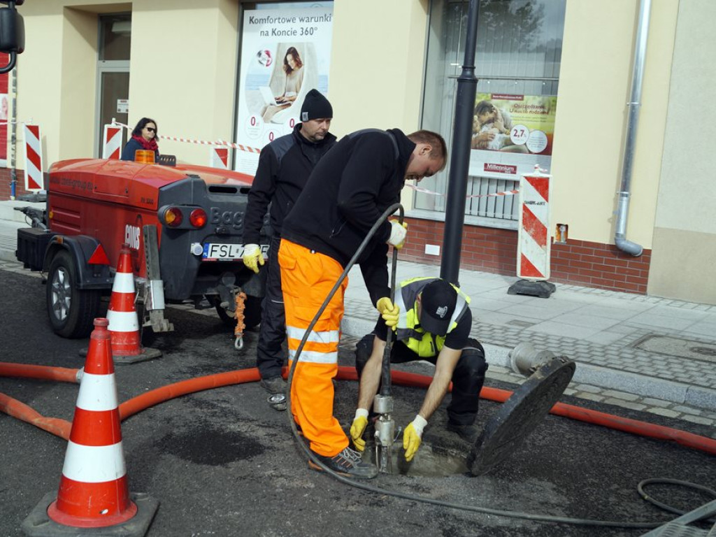 Kosmici na głogowskich ulicach? Nie, to nowoczesna renowacja kanalizacji miejskiej