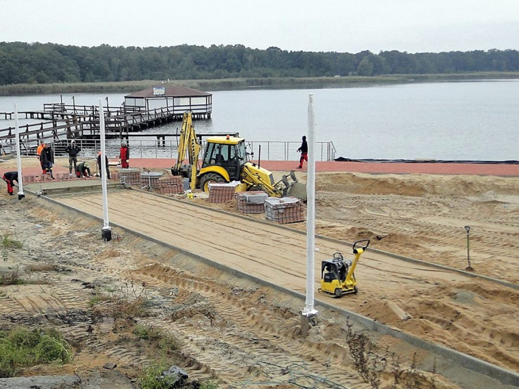 Nowa plaża w Sławie nabiera kształtów. Na dniach przywiozą płukany piasek
