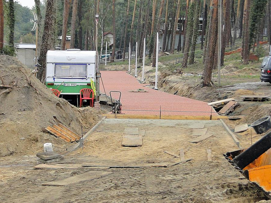 Nowa plaża w Sławie nabiera kształtów. Na dniach przywiozą płukany piasek