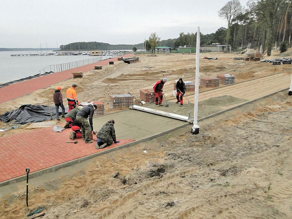 Nowa plaża w Sławie nabiera kształtów. Na dniach przywiozą płukany piasek
