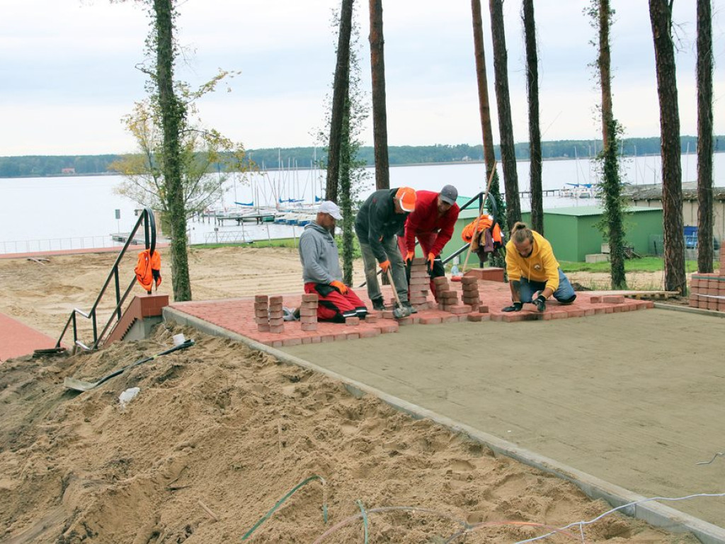 Nowa plaża w Sławie nabiera kształtów. Na dniach przywiozą płukany piasek