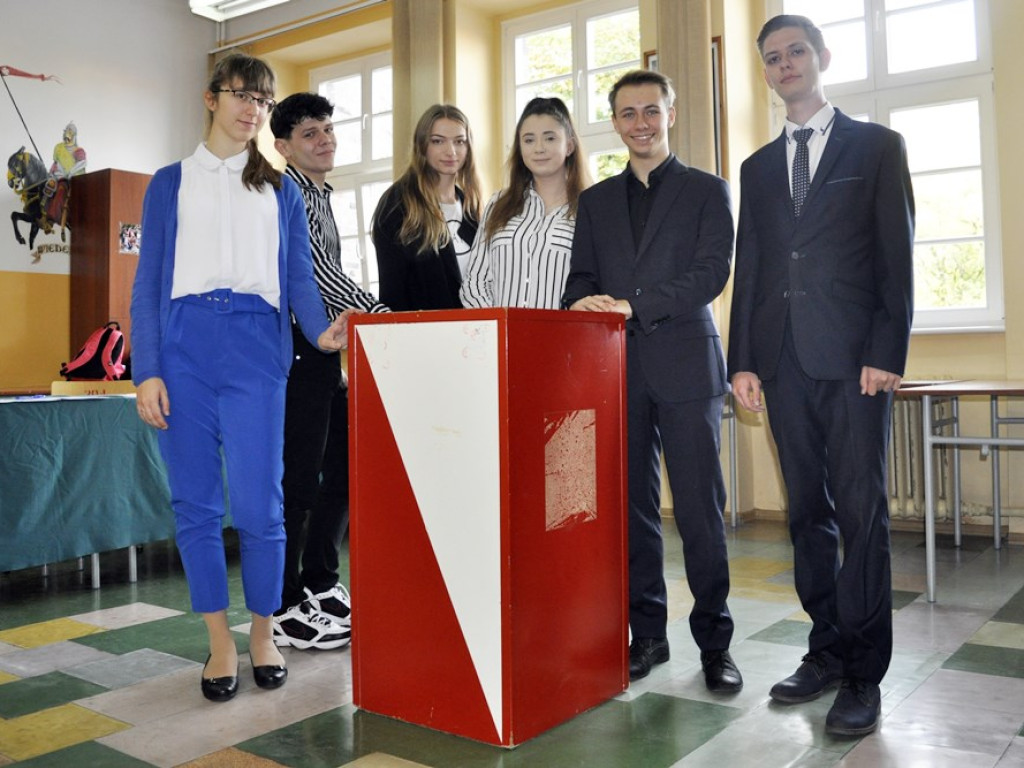 Do wyborów jeszcze chwila, ale w liceum już głosują! Kogo wybierze młodzież?