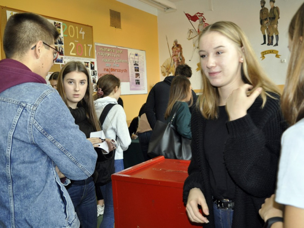 Do wyborów jeszcze chwila, ale w liceum już głosują! Kogo wybierze młodzież?