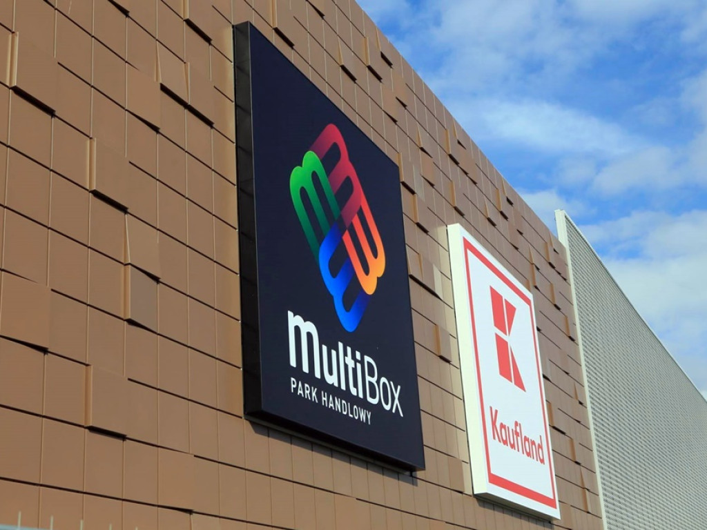 Wielkie logo Multiboxu widać z daleka. Pod koniec października otwarcie centrum handlowego