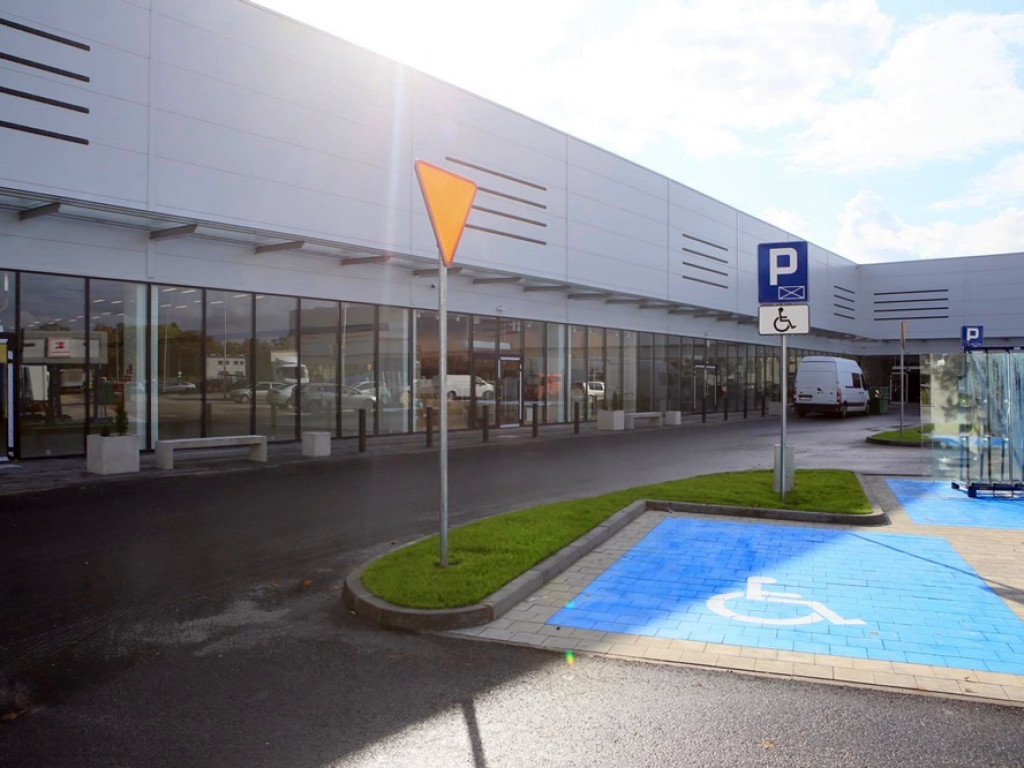 Wielkie logo Multiboxu widać z daleka. Pod koniec października otwarcie centrum handlowego