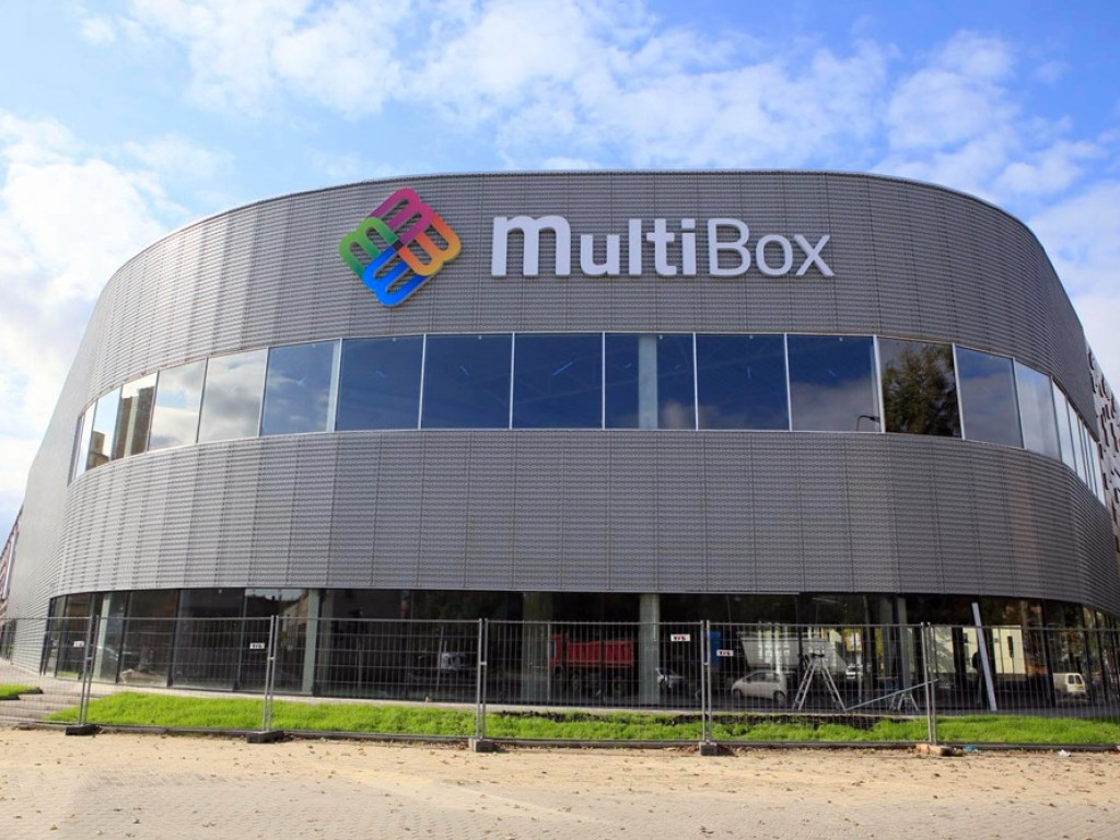 Wielkie logo Multiboxu widać z daleka. Pod koniec października otwarcie centrum handlowego
