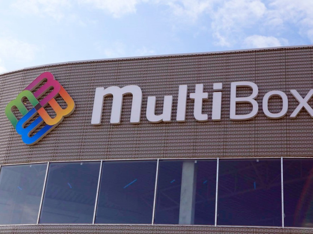 Wielkie logo Multiboxu widać z daleka. Pod koniec października otwarcie centrum handlowego