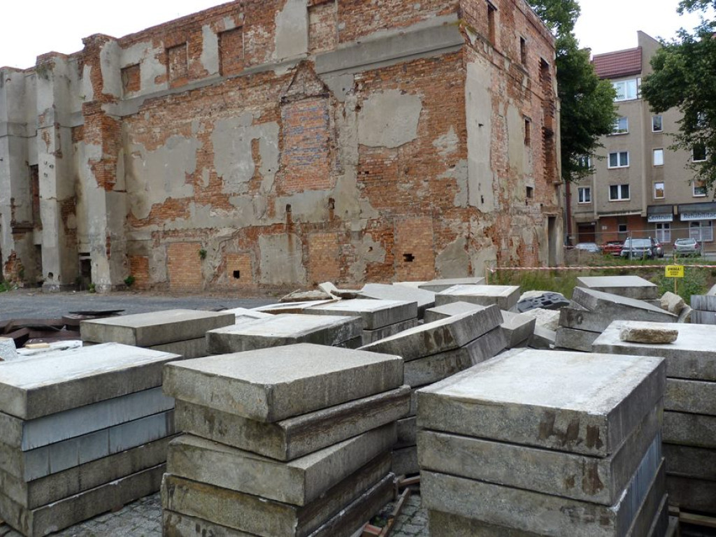 Dwa lata temu były tam ruiny. Dziś miejski teatr wygląda zupełnie inaczej